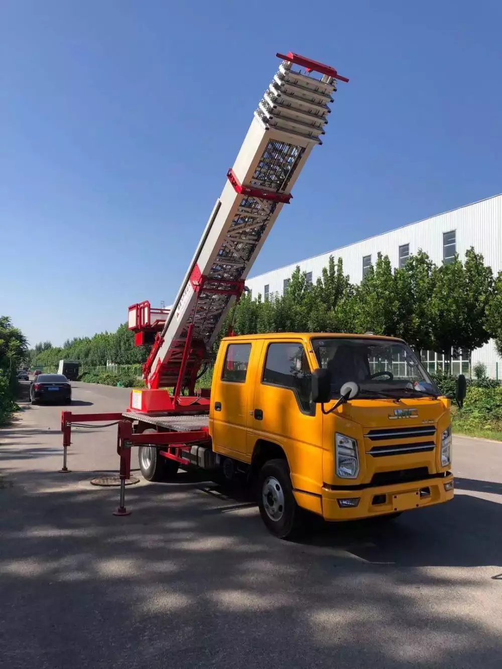 南京玄武附近的云梯车出租服务：轻松解决高空作业需求